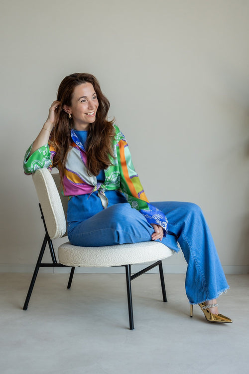 Aïcha met kleurensjaaltje — editorial portret